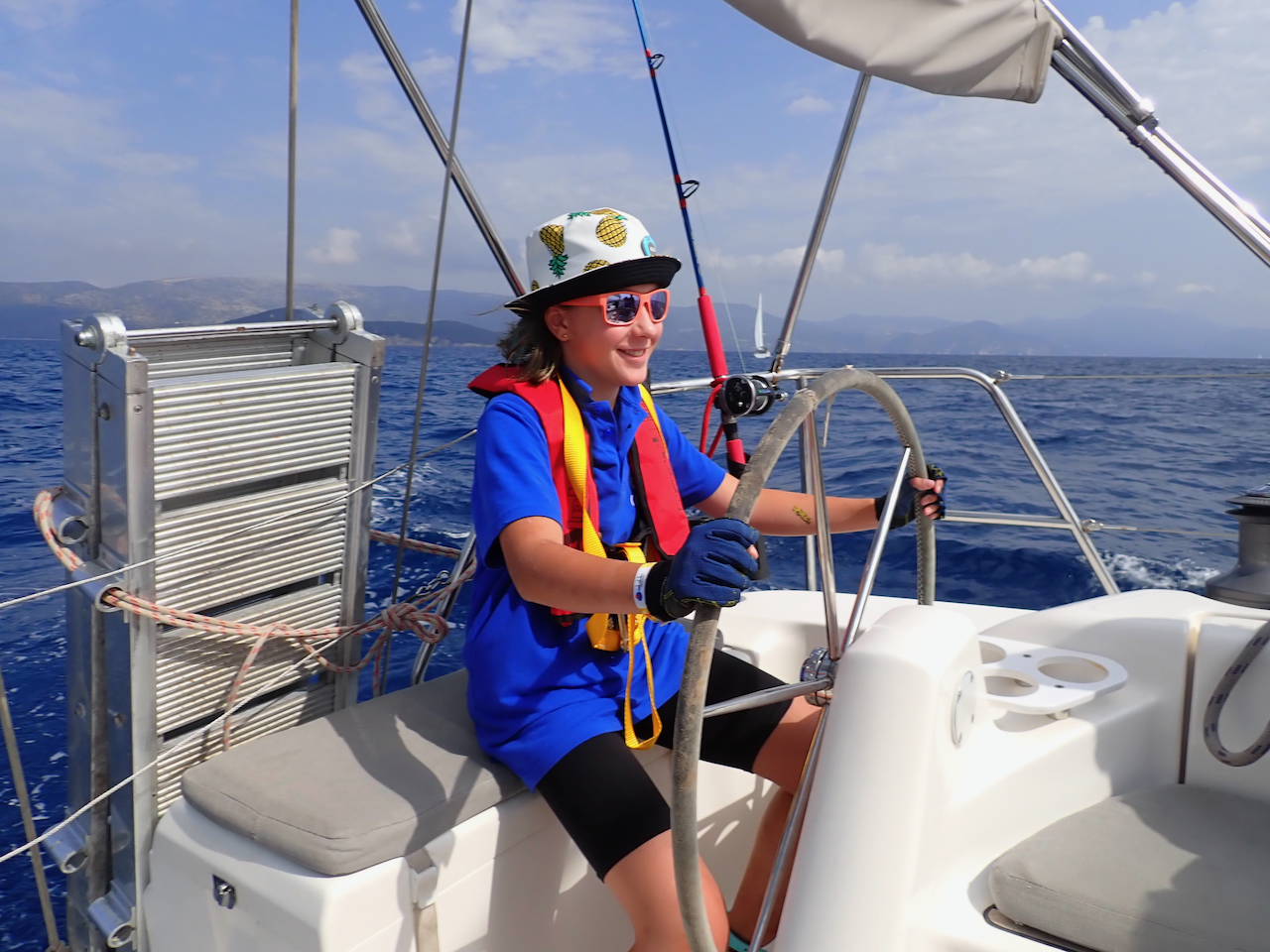 Юные яхтсмены за штурвалом в открытом море