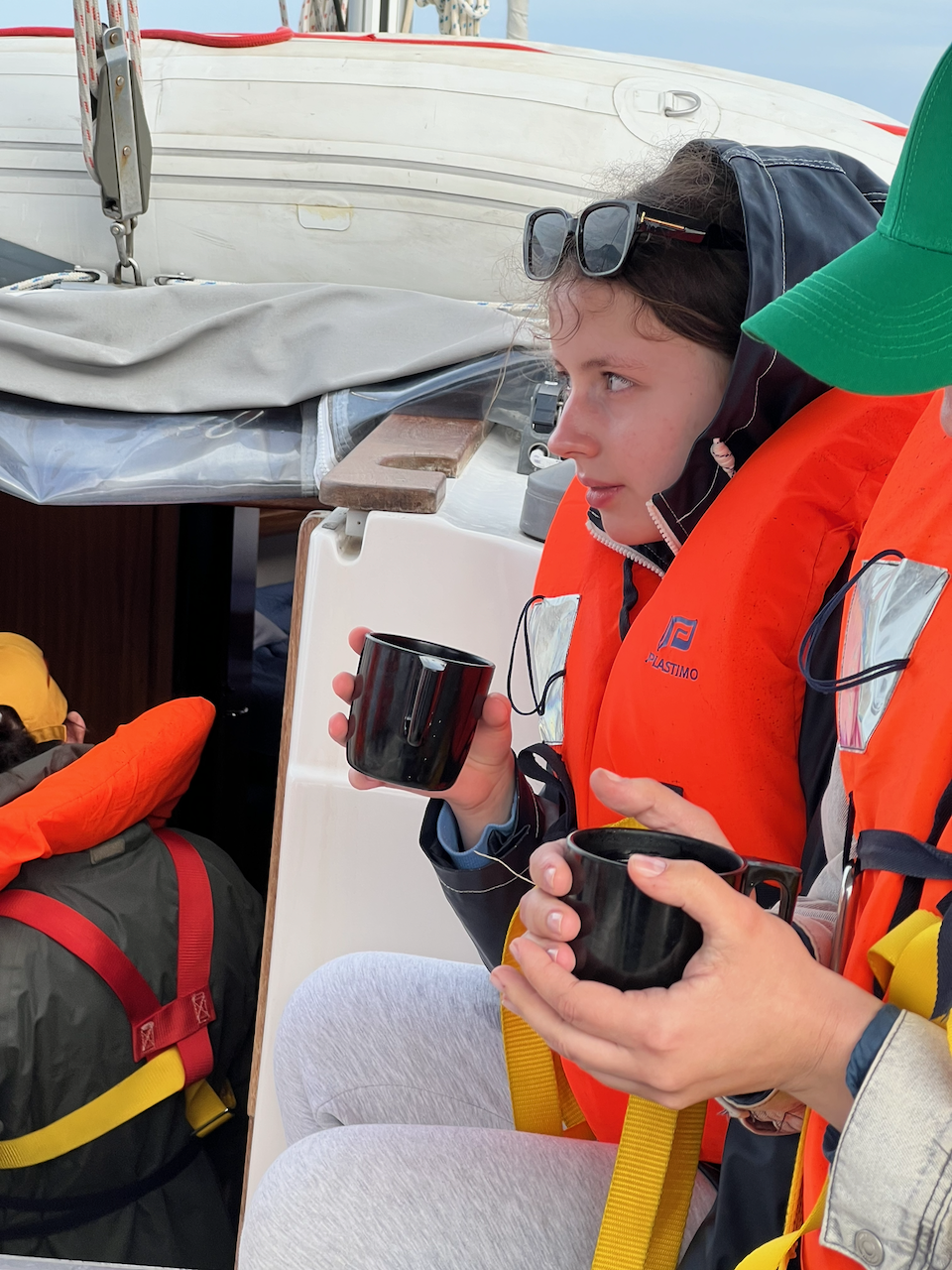 Дети на палубе яхты в порту Греции