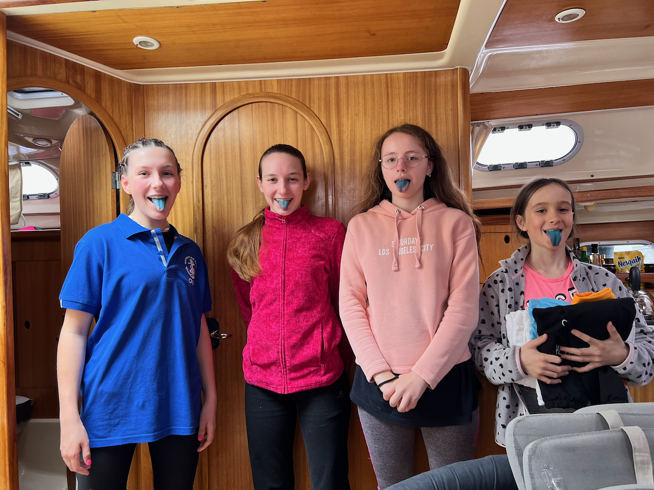 Участницы лагеря на борту яхты