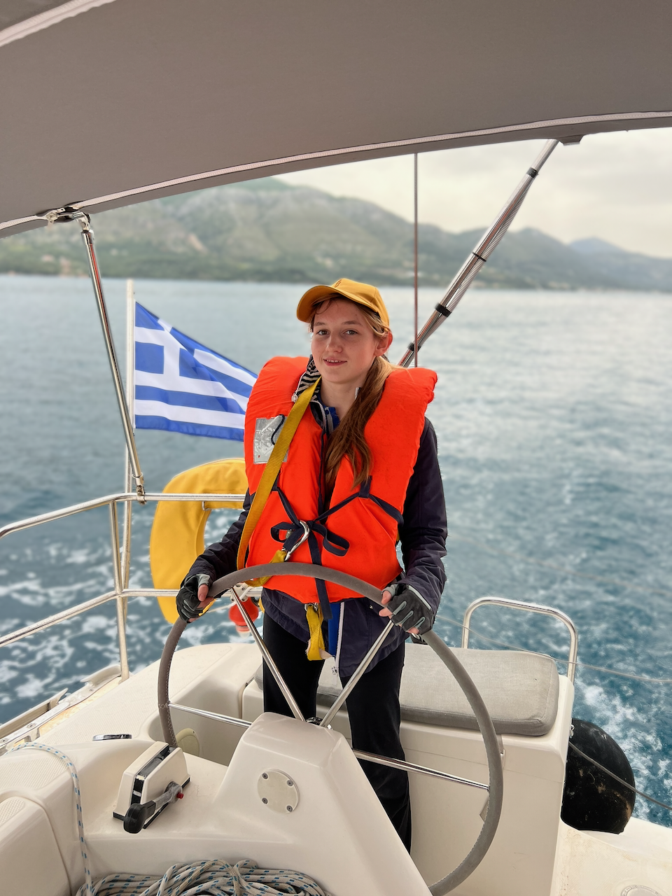 Девочка за штурвалом яхты — морской лагерь Корфу
