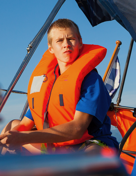 Курсант NaviClub за штурвалом яхты — самостоятельность и характер